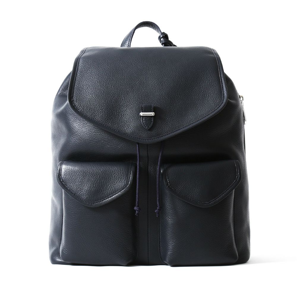 バックパックの正面（ダークブラウン）