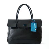 フラップトートバッグの正面（ブラック）