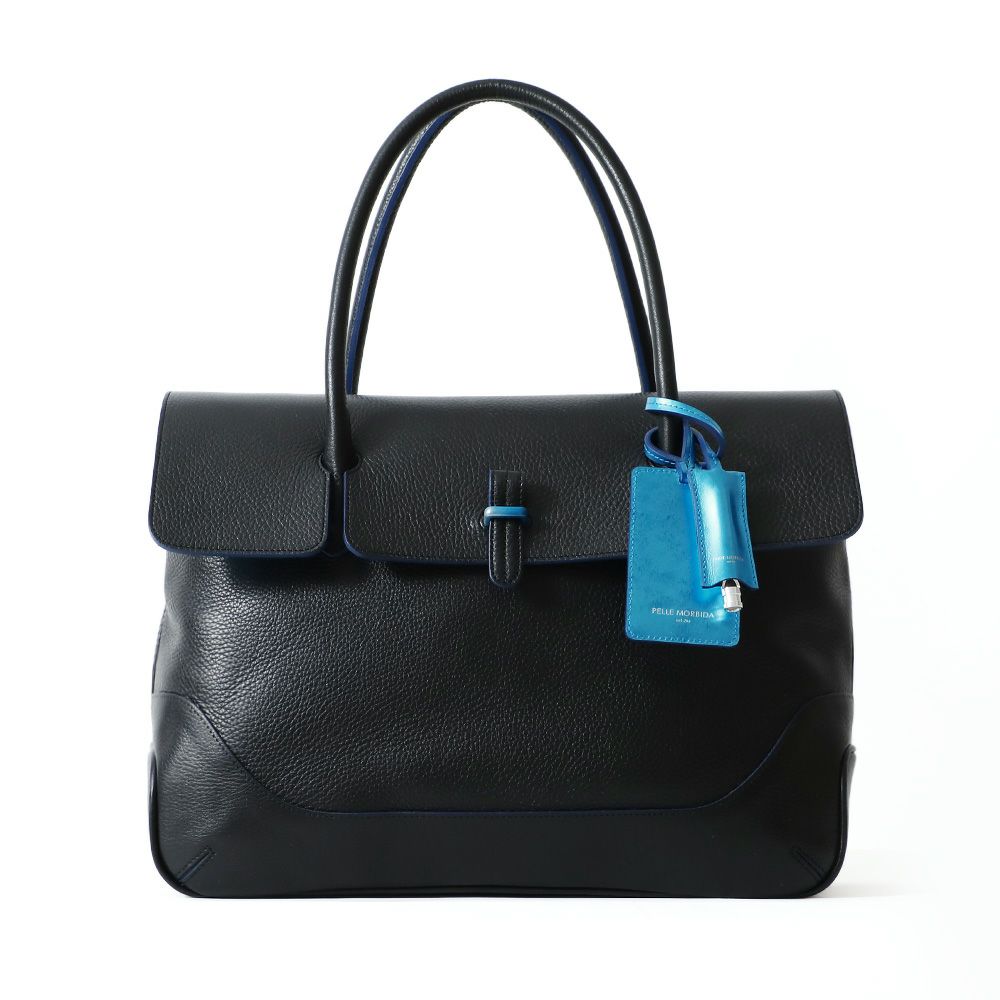 フラップトートバッグの正面（ブラック）