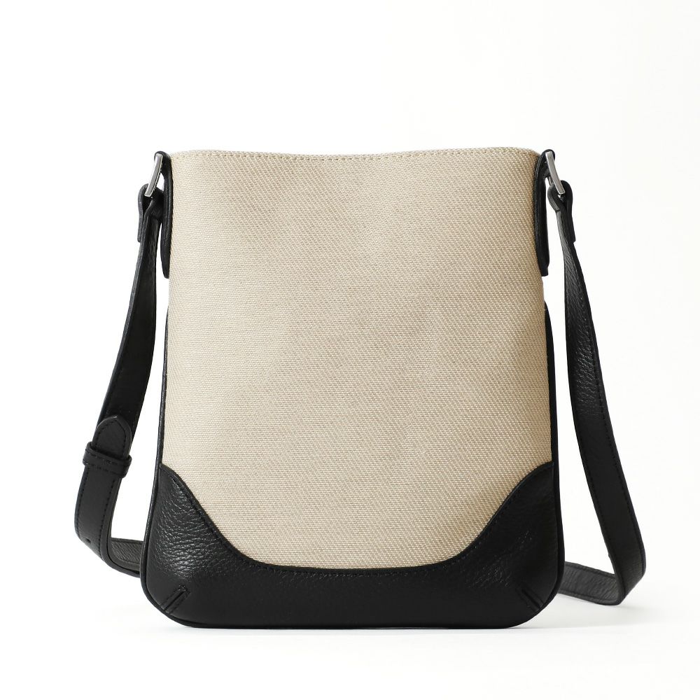 ショルダーバッグの正面（ブラック＆リネン）
