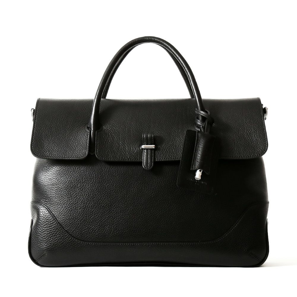 フラップトートバッグの正面（ブラック）