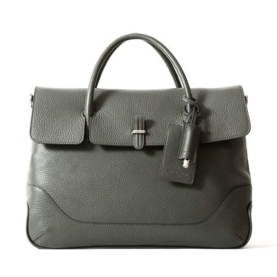 フラップトートバッグの正面（チャコールグレー）