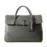 フラップトートバッグの正面（チャコールグレー）