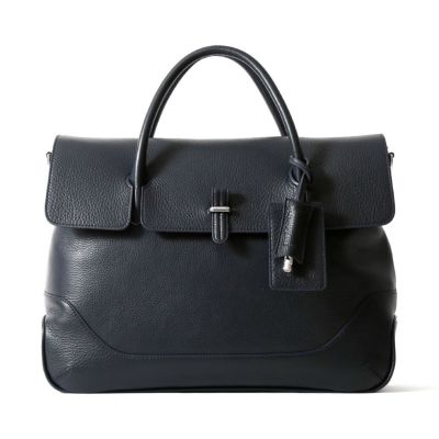 フラップトートバッグの正面（ネイビー）