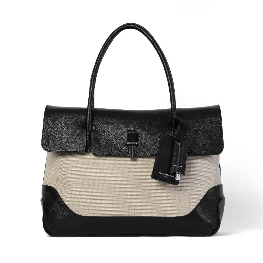 ボストンバッグの正面（ブラック）