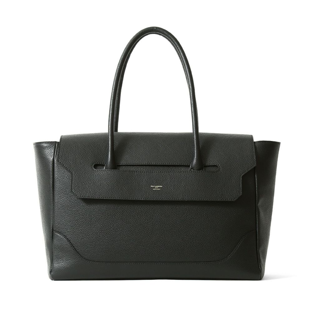 フラップボストンバッグの正面（ブラック）