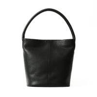 バケットバッグの正面（ブラック）