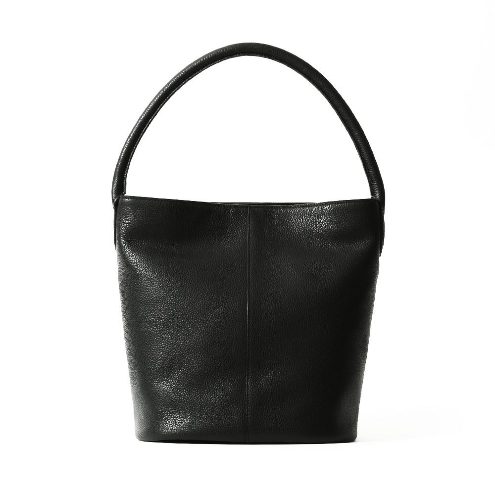 バケットバッグの正面（ブラック）