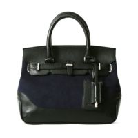 フラップボストンバッグの正面（ネイビー×ブラック）